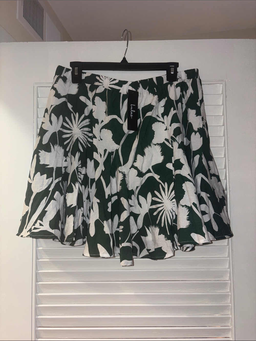 Brand New Lulu's Dark Green & White Floral Flowy Skirt🔥